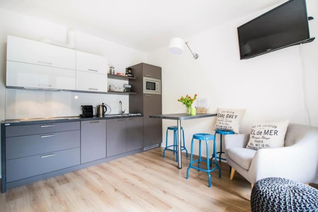 Stylish With Balcony, 12 Min To Centre, Free Netflix & Wifi Apartment *