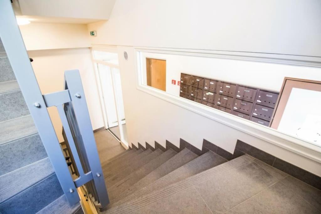 Apartment Stylish With Balcony, 12 Min To Centre, Free Netflix & Wifi *
