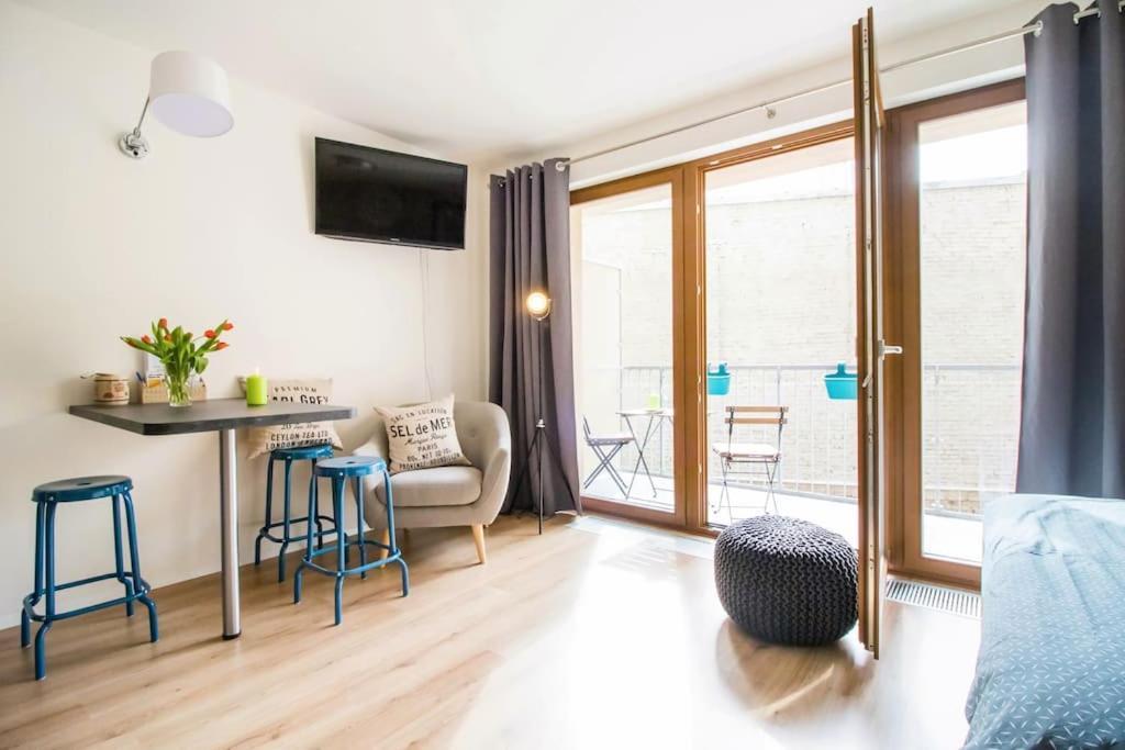 Stylish With Balcony, 12 Min To Centre, Free Netflix & Wifi Prague