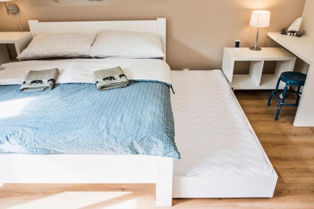 Stylish With Balcony, 12 Min To Centre, Free Netflix & Wifi Apartment *