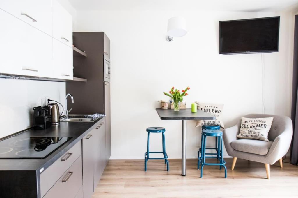 Apartment Stylish With Balcony, 12 Min To Centre, Free Netflix & Wifi *