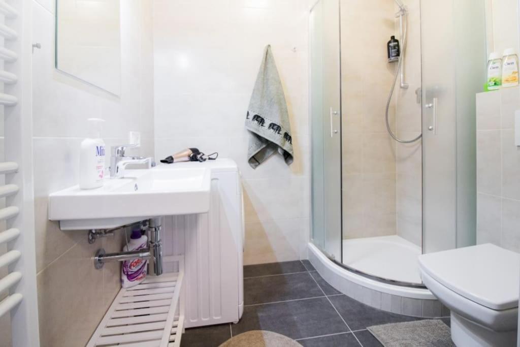 Apartment Stylish With Balcony, 12 Min To Centre, Free Netflix & Wifi *
