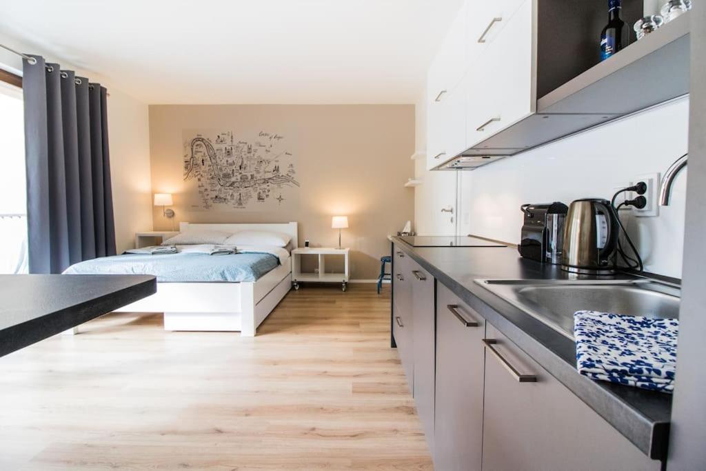 Apartment Stylish With Balcony, 12 Min To Centre, Free Netflix & Wifi Prague