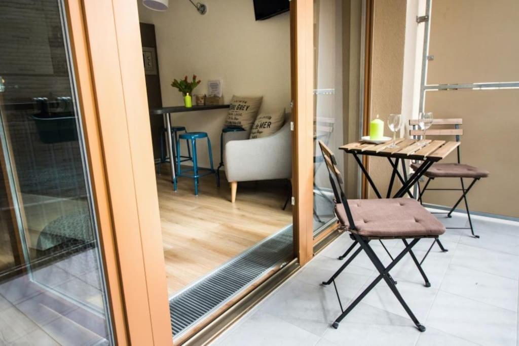 Apartment Stylish With Balcony, 12 Min To Centre, Free Netflix & Wifi