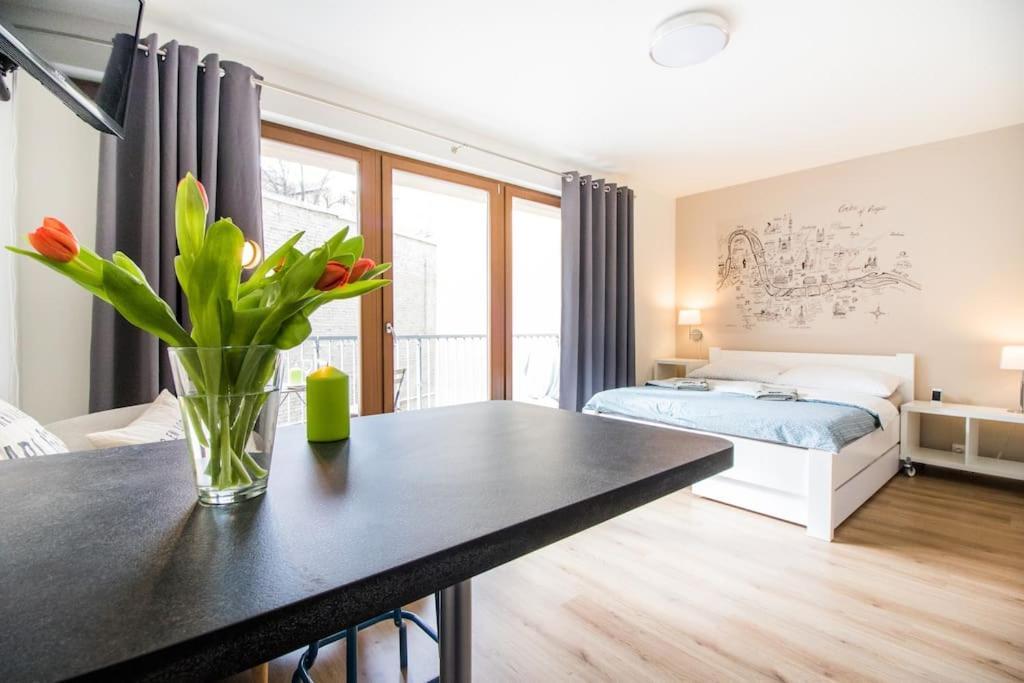 Stylish With Balcony, 12 Min To Centre, Free Netflix & Wifi * Prague