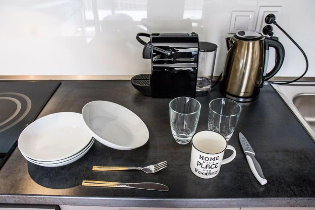 Stylish With Balcony, 12 Min To Centre, Free Netflix & Wifi Apartment *