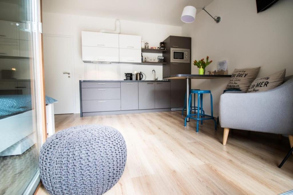 Apartment Stylish With Balcony, 12 Min To Centre, Free Netflix & Wifi *